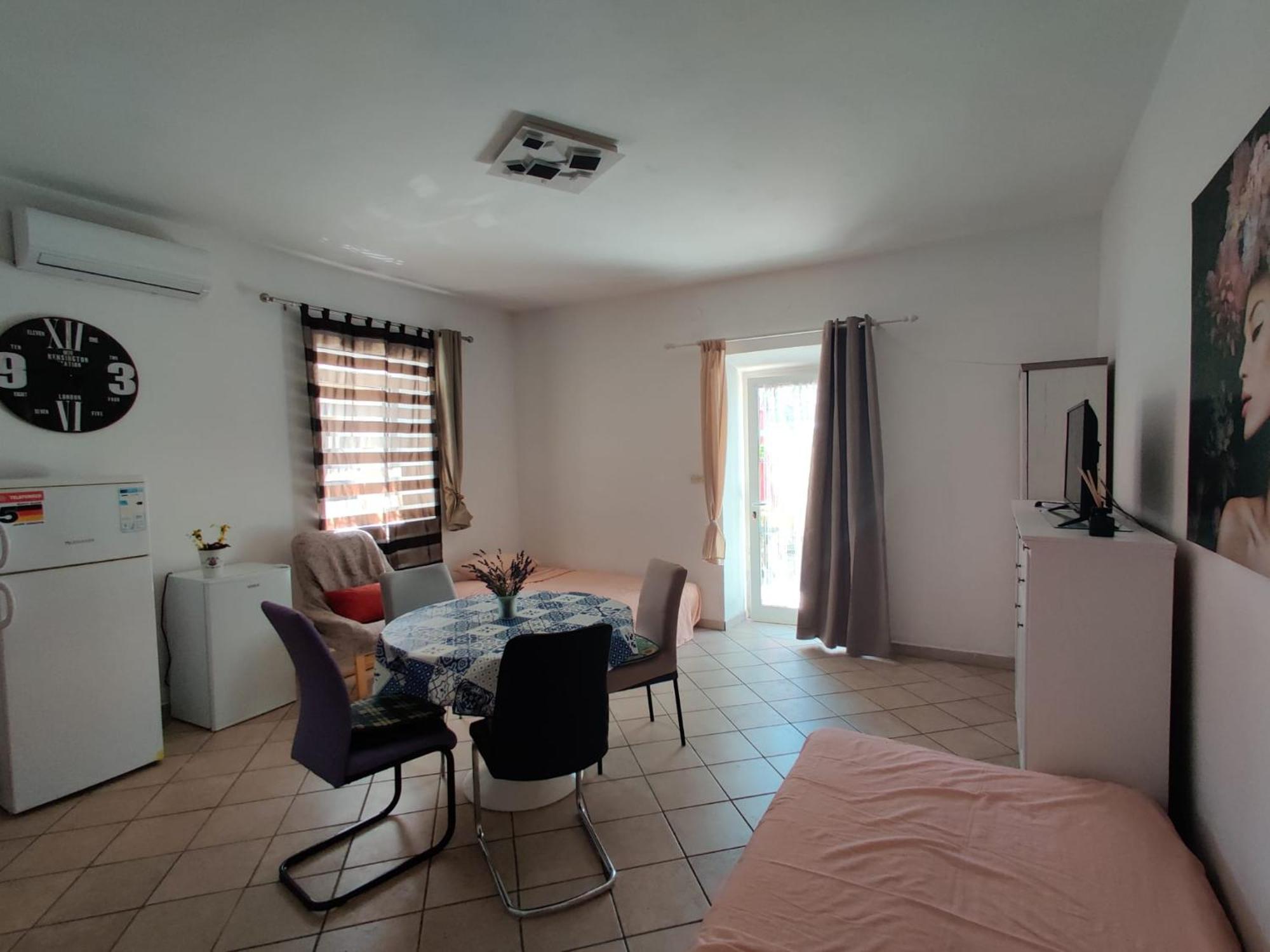Apartman With Private Parking Self Check In Pula