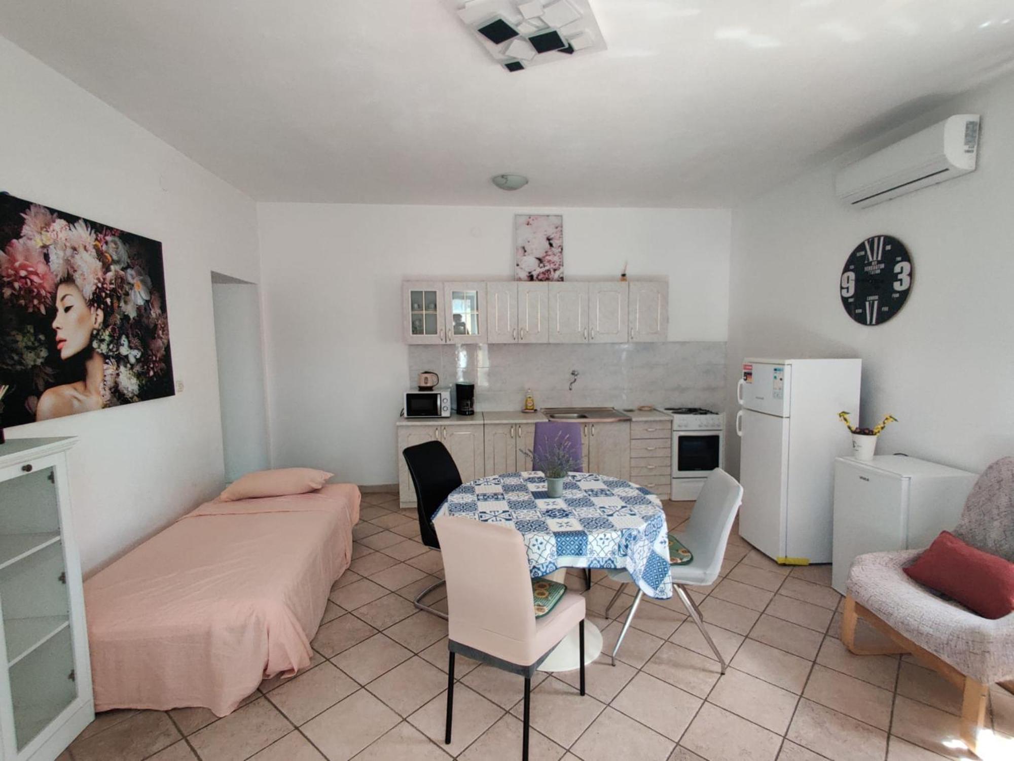 Apartman With Private Parking Self Check In